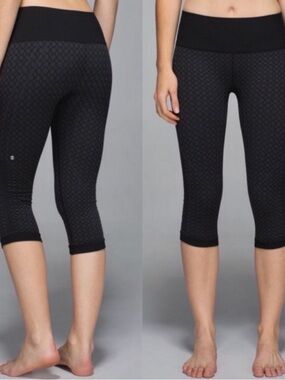 Mid-Waist Black Patterned Capri Leggings